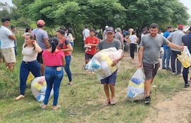 Damnificados por crecida del rio Tebicury en Villa Florida, Misiones, reciben kit de víveres por desde la Entidad Binacional Yacyretá.