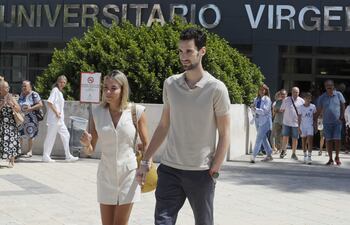 El portero sevillano del Paris Saint-Germain, Sergio Rico (d), abandona el hospital Virgen del Rocío en Sevilla junto a su mujer Alba Silva (i), tras recibir este viernes el alta hospitalaria después de permanecer ingresado 83 días tras un accidente con un caballo en la romería de El Rocío (Huelva) el pasado 28 de mayo.