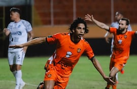 El paraguayo Renzo Carballo, futbolista de Puntarenas FC, celebra un gol en el partido frente a Pérez Zeledón por el torneo Apertura 2026 de la Liga Nacional de Costa Rica en el Municipal de Puntarenas Miguel Ángel Lito Pérez, en Puntarenas, Costa Rica.