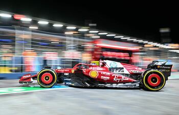 El piloto monegasco de Ferrari, Charles Leclerc, sale del garaje durante la segunda sesión de entrenamientos libres antes de la carrera nocturna del Gran Premio de Fórmula 1 de Singapur en el circuito urbano de Marina Bay, Singapur, el 3 de octubre de 2025.