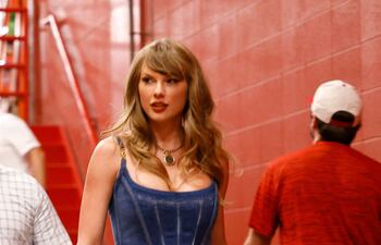 ¡Divina! Taylor Swift llegando al partido de Kansas City Chiefs contra Baltimore Ravens en GEHA Field en el Arrowhead Stadium.