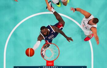 LeBron Raymone James (39) encesta tras la mirada de Jokic.