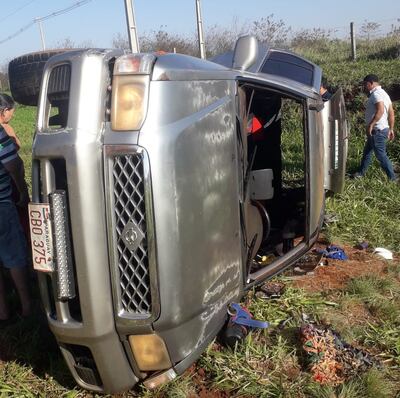 La camioneta quedó volcada al costado de la ruta PY07, en Hernandarias.