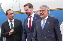 El vicepresidente de Estados Unidos, JD Vance (C) conversa con los mediadores de Pakistán, el mariscal Syed Asim Munir (i), y el ministro de Exteriores pakistaní, Ishaq Dar (d).