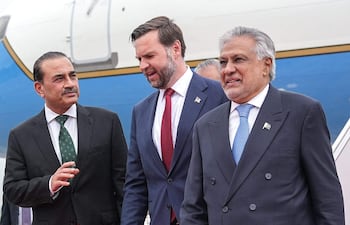 El vicepresidente de Estados Unidos, JD Vance (C) conversa con los mediadores de Pakistán, el mariscal Syed Asim Munir (i), y el ministro de Exteriores pakistaní, Ishaq Dar (d).