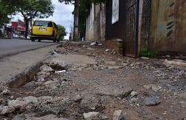 Las veredas en mal estado son una constante en toda Asunción, y la municipalidad no resuelve el problema.