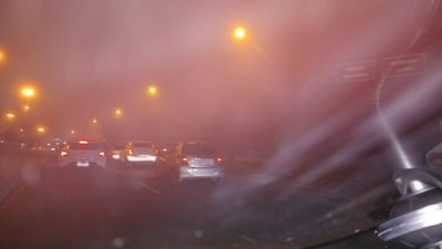 Carretera en Asunción con densa neblina; vehículos con luces encendidas reflejan una atmósfera brumosa y peligrosa.