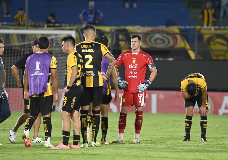 Componentes de Guaraní no encuentran explicación al triple golpe recibido en Sajonia: expulsión, gol sobre el final y eliminación.