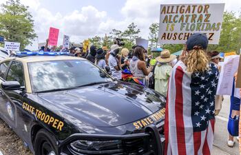 Activistas participan en la protesta “Detengan Alcatraz del Caimán” frente a la entrada del Aeropuerto de Entrenamiento y Transición Dade-Collier en Ochopee, Florida, EE.UU.