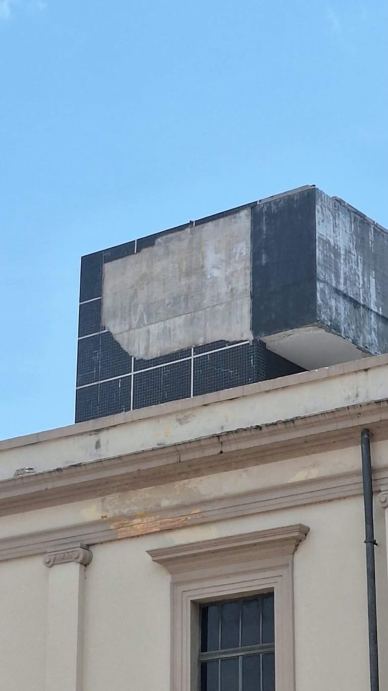 Estructura del Congreso visible con sección gris y acabado desgastado, sin personas ni elementos relevantes a la vista.