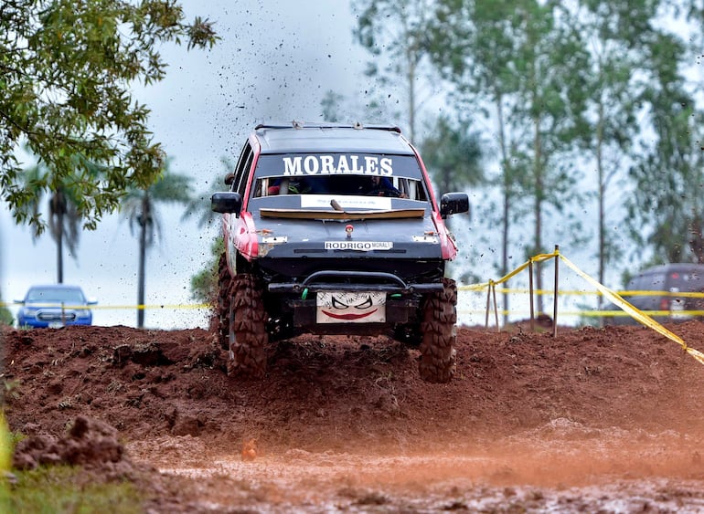 Competencia off-road en el Club Cateura 4x4 en Ybycuí.