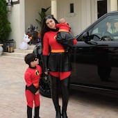 Nadia Ferreira, junto a Myla y Marquito, disfruta de la celebración de Halloween en los jardines de su casa.