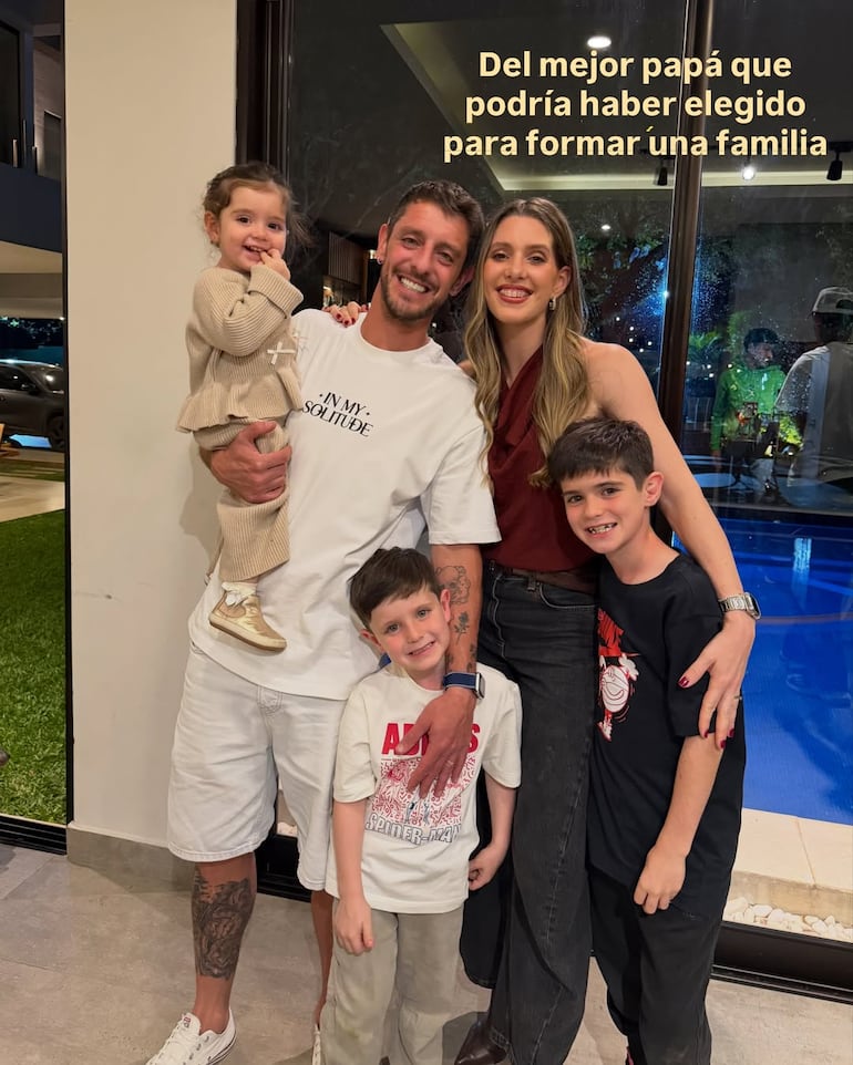 El cumpleañero Ale Silva con su esposa Anita Manzini y sus hijos Aitana, Juan Franco y Bautista. (Instagram/Anita Manzini)
