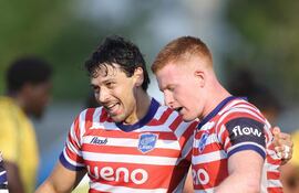 Los yacaré Arturo López y Ramiro Amarilla festejan uno de los try para el triunfo sobre Brasil.