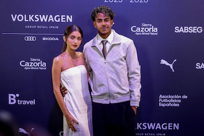 El delantero del FC Barcelona Lamine Yamal y su novia Inés García posan para los medios a su llegada a la Gala anual de entrega de los Premios de la Asociación de Futbolistas Españoles (AFE). (EFE/Kiko Huesca)