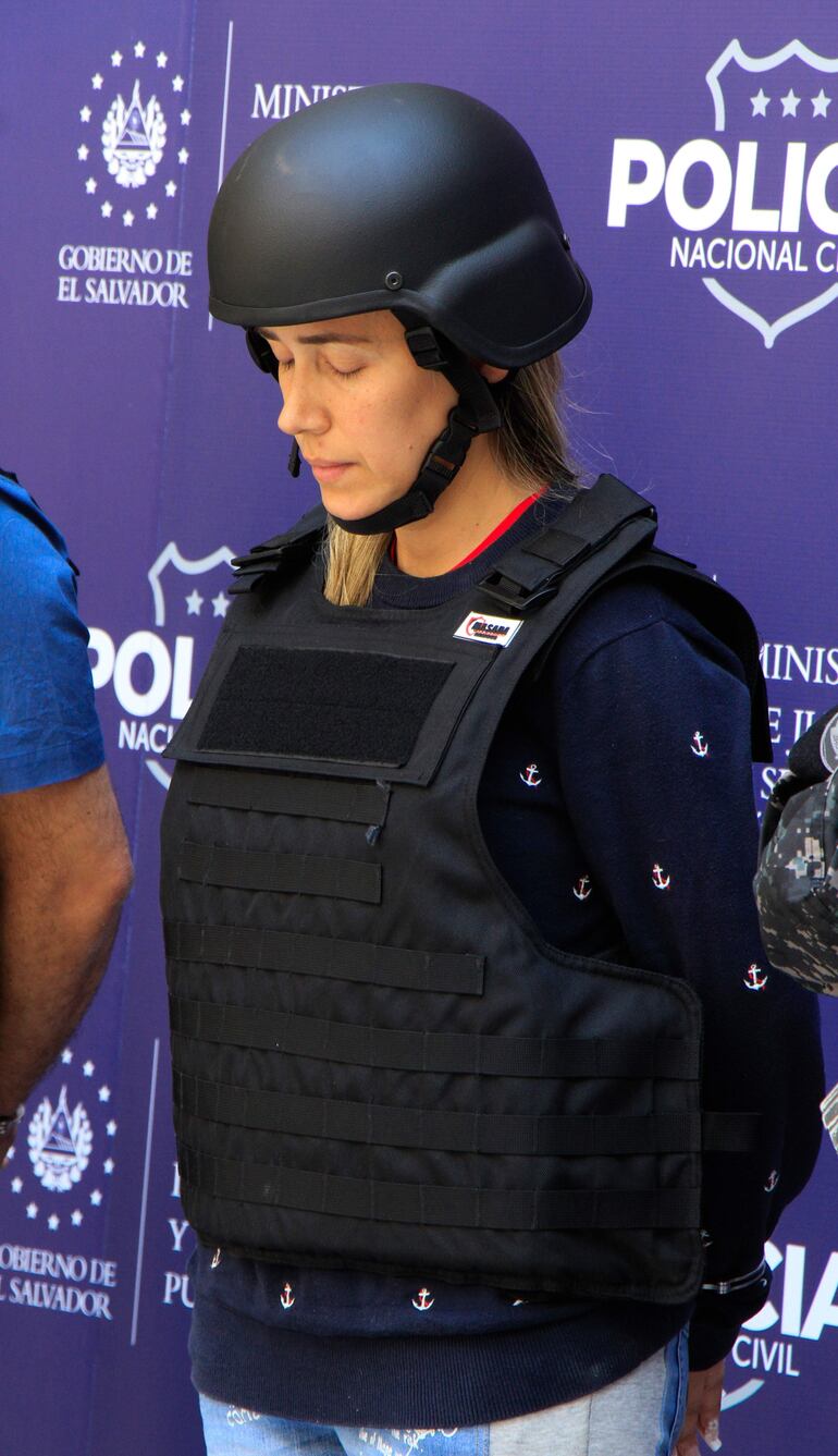Fotografía cedida por la Policía Nacional Civil (PNC) de El Salvador donde se muestra a la colombiana Margaret Lizeth Chacón tras su detención en una sede policial en San Salvador (El Salvador), vinculada en el asesinato del fiscal antimafia paraguayo Marcelo Pecci, ocurrido en mayo de 2022 en una isla cercana a Cartagena de Indias.