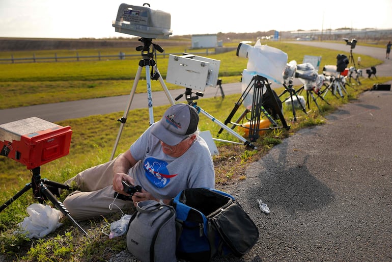 Los periodistas instalan cámaras cerca del cohete del Sistema de Lanzamiento Espacial Artemis II de la NASA, de 322 pies de altura, y de la nave espacial Orion en el Complejo de Lanzamiento 39B, el día antes del lanzamiento en el Centro Espacial Kennedy, el 31 de marzo de 2026, en Cabo Cañaveral, Florida.