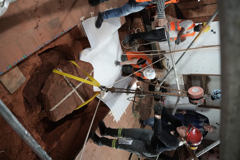 Un grupo de arqueólogos trabaja en una excavación en el templo Yaguarón.