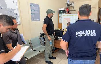 Personal de Investigaciones allanan las oficinas del Servicio Nacional de Calidad y Salud Animal (Senacsa) y de la Comisión de Lucha Contra el Abigeato y Control de Tráfico de Ganado (Colcat) en Cruce Bella Vista, departamento de Amambay.