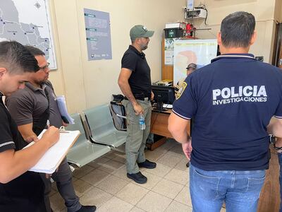 Personal de Investigaciones allanan las oficinas del Servicio Nacional de Calidad y Salud Animal (Senacsa) y de la Comisión de Lucha Contra el Abigeato y Control de Tráfico de Ganado (Colcat) en Cruce Bella Vista, departamento de Amambay.