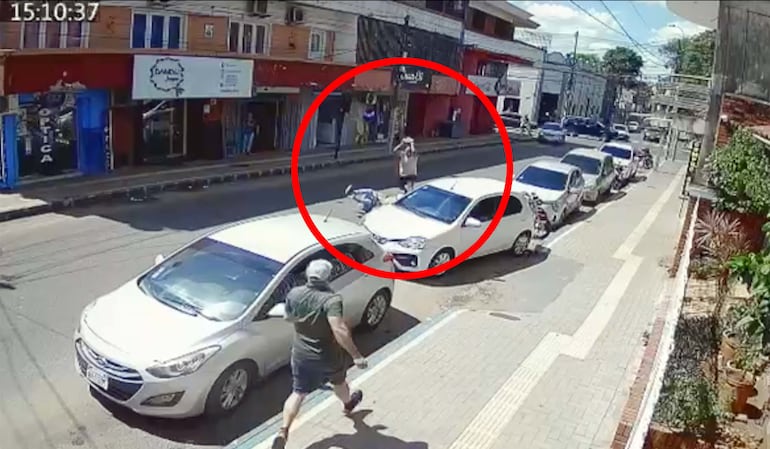 Uno de los comerciantes le arroja la misma piedra al asaltante que cayó de la motocicleta y cuyo cómplice lo dejó abandonado.