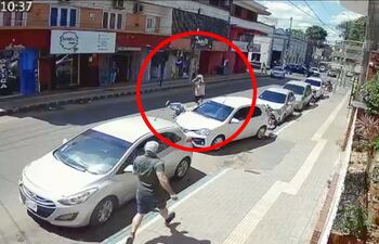 Uno de los comerciantes le arroja la misma piedra al asaltante que cayó de la motocicleta y cuyo cómplice lo dejó abandonado.