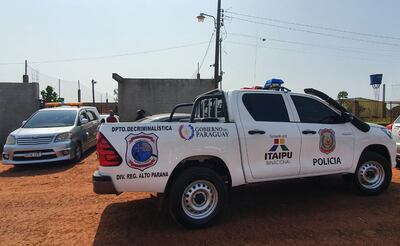 Patrullera del Departamento de Criminalística frente a la vivienda donde ocurrió el crimen.