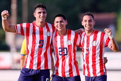 Kevin Parzajuk (9), Gustavo Caballero (20) y Marcelo Fernández, en el reciente amistoso contra Ucrania. Kevin y Marcelo anotaron.