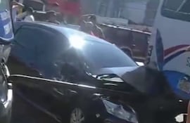 Así quedó uno de los automóviles tras el choque causado por el camión de gran porte, en Acceso Sur.