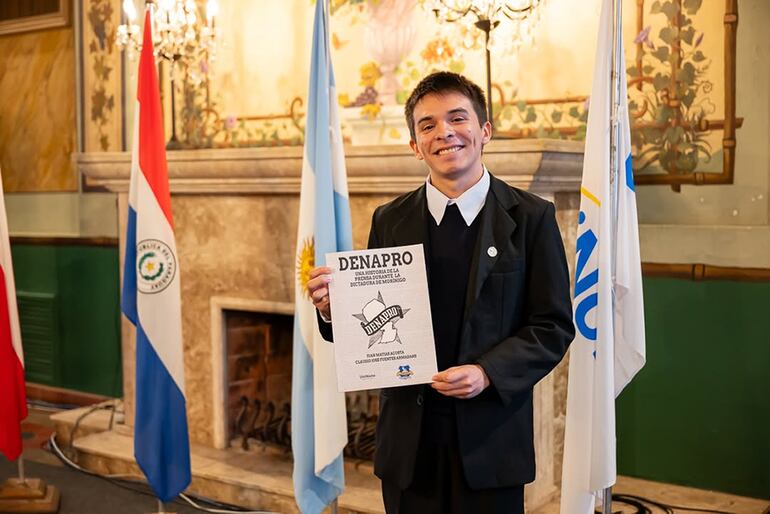 El estudiante Juan Matías Acosta, coautor del libro.