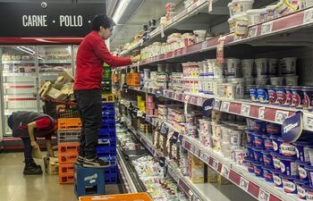 Empleados de un supermercado organizan productos en los estantes, en Buenos Aires (Argentina). EFE/ Juan Ignacio Roncoroni