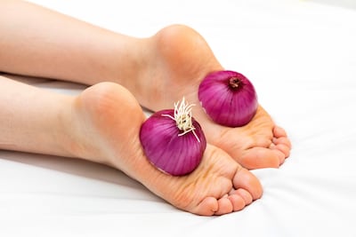 Una persona reposa con cortes de cebolla en los pies.