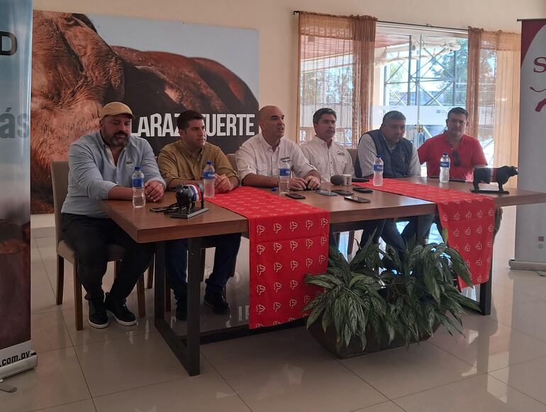Andrés Godoy, presidente Senepol; Juan Carlos Martínez, gerente de Brangus; Mustafá Yambay, presidente de Braford; Luis Soljancic, presidente Nelore; Yunzo Udagawa, vice presidente Brahman; Horacio Fernández Pedrozo, de la Polled Hereford.