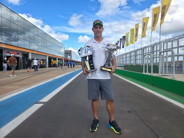 Pedro Valiente posa con los trofeos que traerá a casa luego de un superlativo fin de semana en Goiânia.