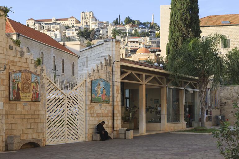 Nazaret es el escenario bíblico de la infancia de Jesús, pero en 2025 y a las puertas de la Navidad se ha convertido en una urbe con negocios cerrados, basura acumulándose en las calles e índices de criminalidad disparados, fruto del abandono estatal que sufren las ciudades palestinas en el norte de Israel. 