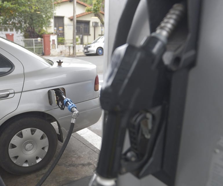 Más emblemas subirán precios de combustibles: ¿qué pasaría si termina la guerra en Medio Oriente?