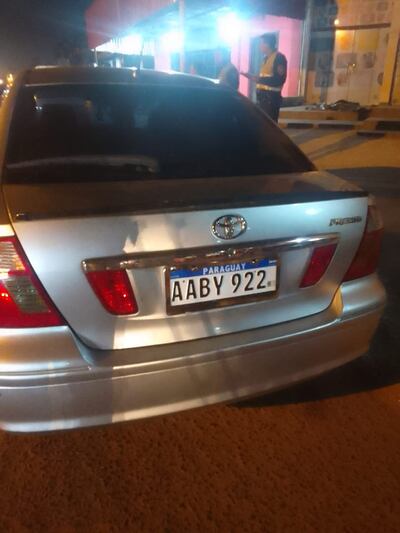 Este automóvil Toyota Premio fue protagonista de un accidente de tránsito donde un joven motociclista de 20 años perdió la vida.