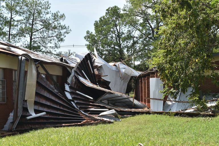 Niños lesionados tras desprendimiento de techo de escuela estarían fuera de peligro