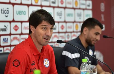 El argentino Daniel Garnero (i), entrenador de la selección paraguaya, en la conferencia de prensa previa al partido ante Colombia por las Eliminatorias Sudamericanas 2026.