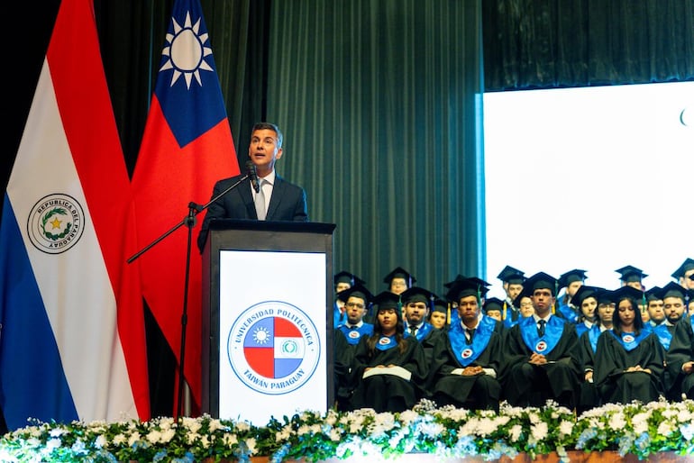 El presidente Santiago Peña participó de la ceremonia de graduación de la Universidad Politécnica Taiwán-Paraguay.
