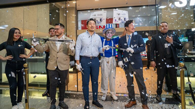Altos directivos de Samsung participaron de las inauguraciones de las importantes tiendas de tecnología de última generación.
