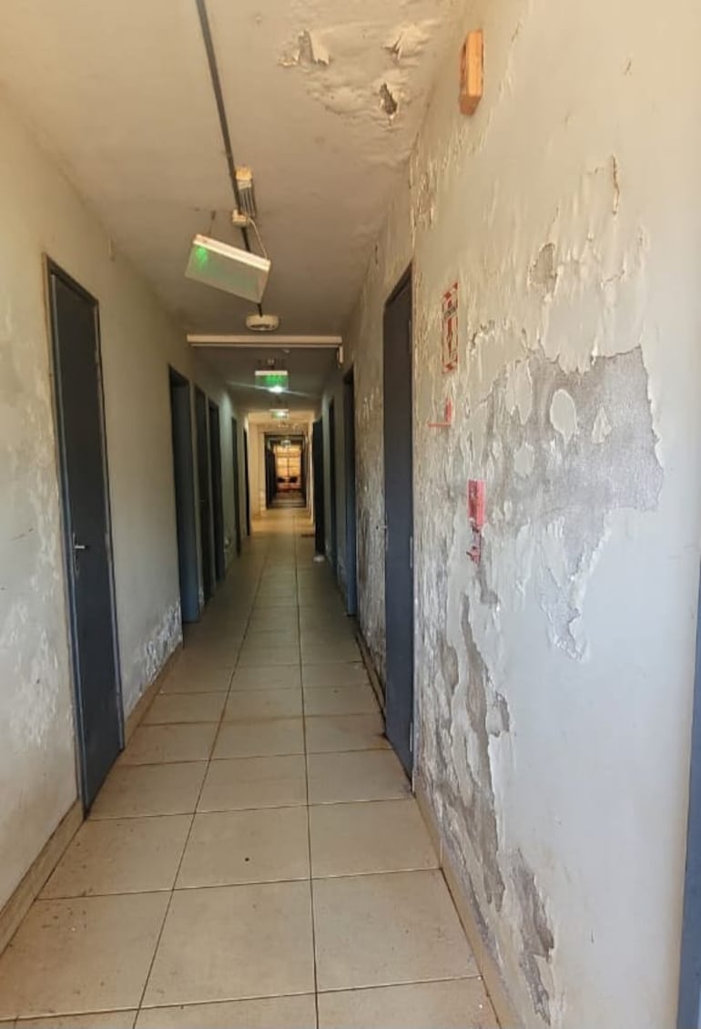 Así se ve el pasillo de la Residencia Médica de los profesionales que están en formación en el Hospital Nacional de Itauguá.