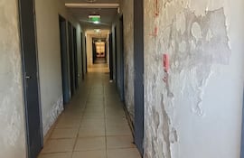 Así se ve el pasillo de la Residencia Médica de los profesionales que están en formación en el Hospital Nacional de Itauguá.