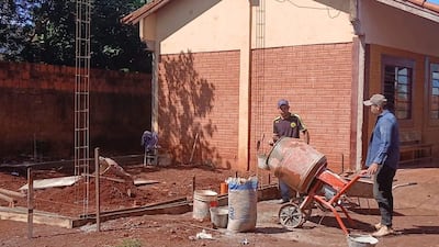 Padres de familia de la Escuela Santo Domingo Savio, construyen sala de clases tras colecta solidaria de la comunidad educativa.