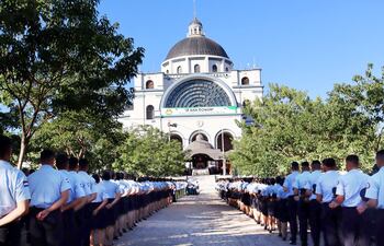 Policías participaron de la misa en Caacupé. Instan a utiliza el portal web para informarse y realizar denuncias.