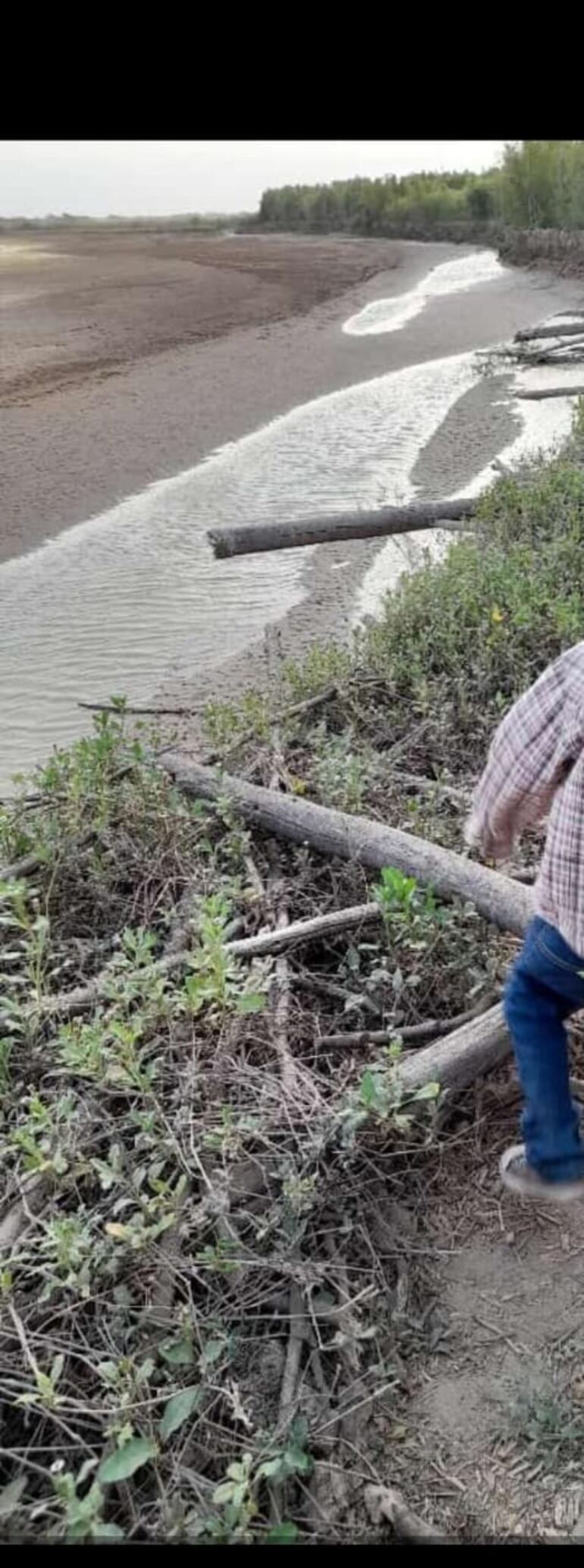Pobladores observan el desolador panorama del río Pilcomayo. (gentileza).