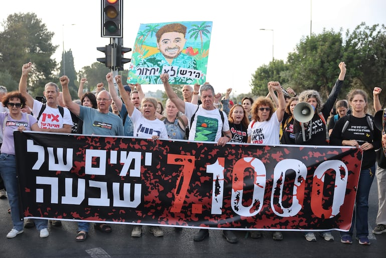Una multitud de personas protesta contra el Gobierno israelí en Jerusalén.