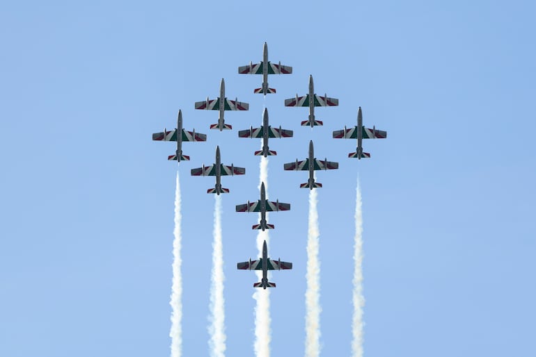 Rivolto, Italia. Vista de Frecce Tricolori, el equipo de demostración acrobática de la Fuerza Aérea Italiana, actuando durante su 65 aniversario, 2025.