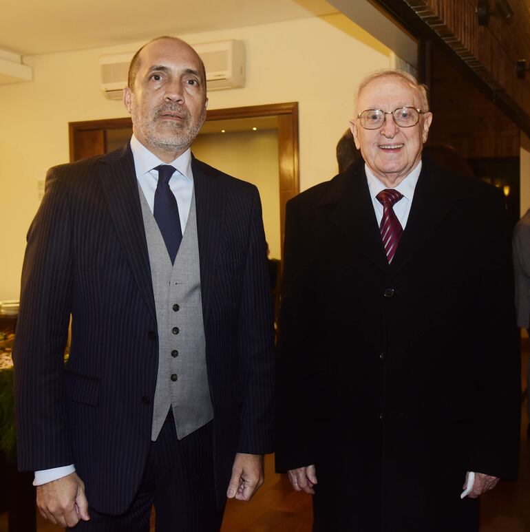 El viceministro de RR.EE. Víctor Verdún y Ángel Auad.