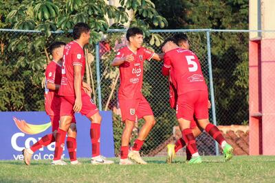 José Gamarra recibe las felicitaciones de sus compañeros tras anotar el tanto del triunfo "matarife" sobre Humaitá. (Foto: APF)